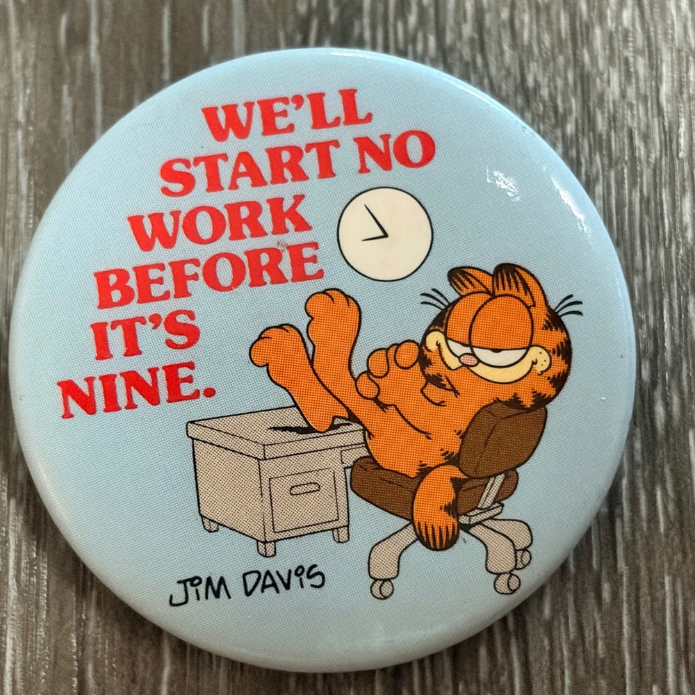 Vintage Garfield Pinback Button Jim Davis We'll Start No Work Before It's Nine